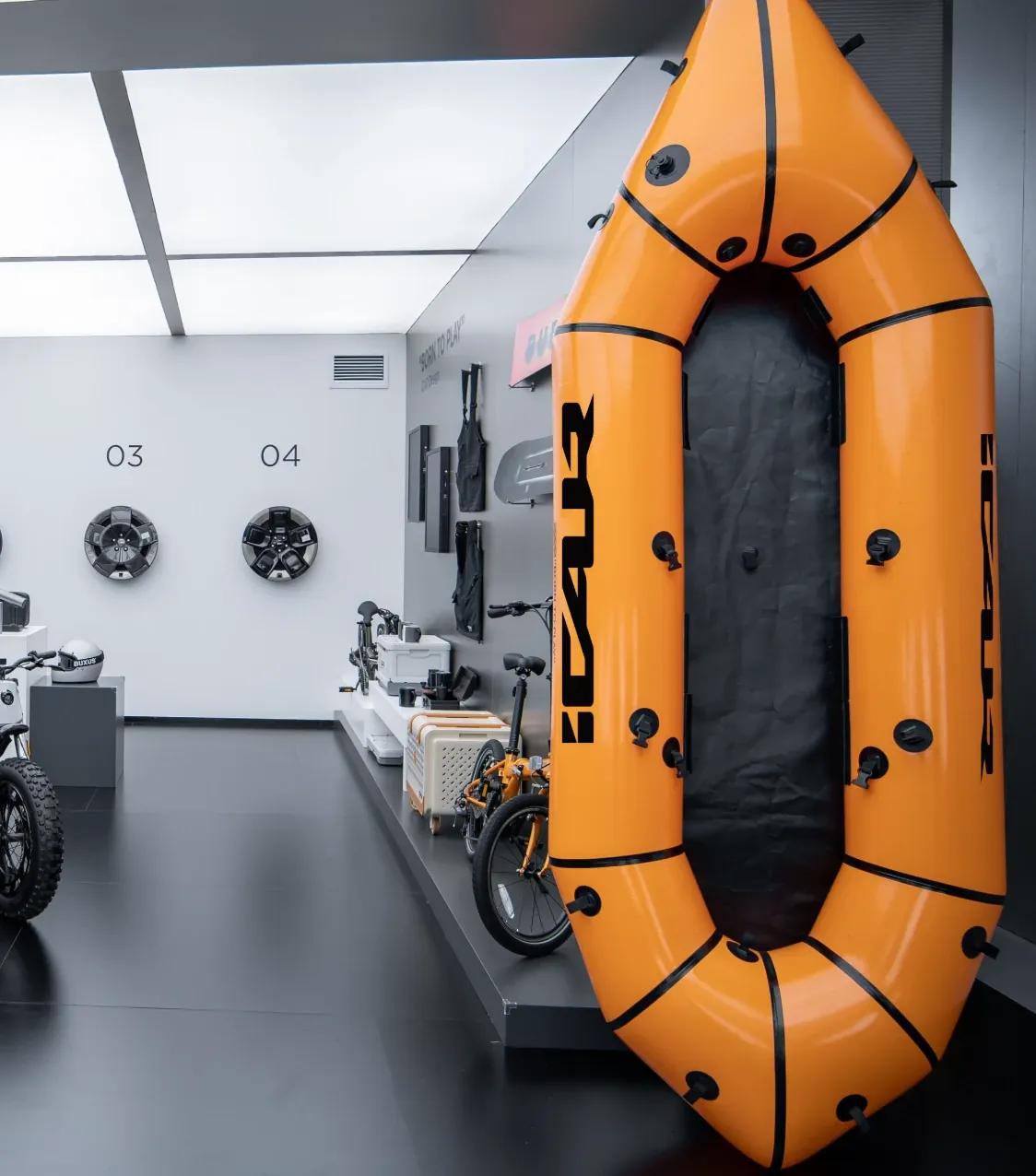 Bote inflable iCAUR en showroom